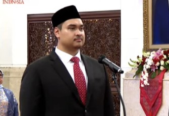 Ario Bimo Nandito Ariotejo saat mengucapkan sumpah di istana negara, Senin (3/4)