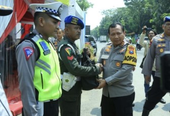 Kapolda Jatim Irjen Pol Toni Harmanto saat memberikan bingkisan lebaran 