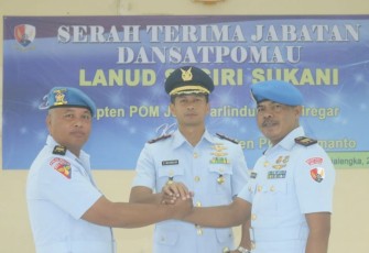 Danlanud Sugiri Sukani Letkol Pnb Supardo Butarbutar foto bersama Dansatpomau usai sertijab, Selasa (2/5)