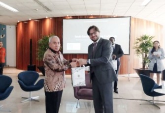 Gubernur Kaltim Dr H Isran Noor saat bertemu Raoni Rajao di Brazil, Selasa (2/5)