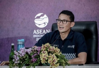 Menteri Pariwisata dan Ekonomi Kreatif/Kepala Badan Pariwisata dan Ekonomi Kreatif, Sandiaga Salahuddin Uno saat menggelar jumpa pers di Media Center KTT ke-42 ASEAN 2023 di Hotel Bintang Flores, Labuan Bajo, Rabu (10/5/2023)