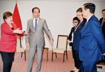Presiden Joko Widodo menggelar pertemuan dengan Direktur Pelaksana Dana Moneter Internasional (IMF), Kristalina Georgieva, di Hotel Rihga Royal, Hiroshima, Jepang, Sabtu (20/5)