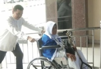 Koordinator Pengendali Teknis Pelayanan Haji Lansia PPIH 2023 Arab Saudi, Hasan Basri Sagala saat mendorong kursi roda jemaah lansia, Rabu (24/5)