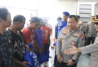 Kapolda Jatim Irjen Pol Toni Harmanto saat memberikan bantuan sembako