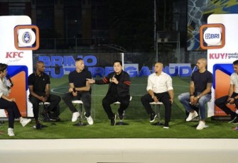 Ketum PSSI Erick Thohir saat talkshow bersama lima legenda sepakbola dunia di stadion BRI BRILiaN Jakarta, Selasa (30/5)