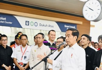 Presiden Jokowi memberikan keterangan di hadapan awak media di Stasiun LRT Dukuh Atas, Jakarta, pada Kamis, 10 Agustus 2023