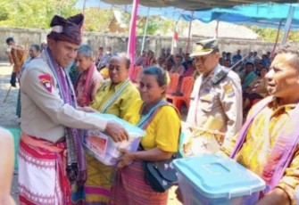 Kapolda NTT Irjen Pol Johni Asadoma saat memberikan bantuan sembako, Rabu (30/8)