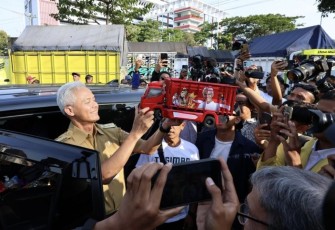 Ganjar Pranowo saat menerima cenderamata truk, Senin (4/9)