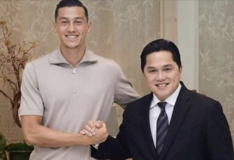Jay Idzes bersama Ketum PSSI Erick Thohir untuk proses administrasi membela Timnas Indonesia, Rabu (6/9)