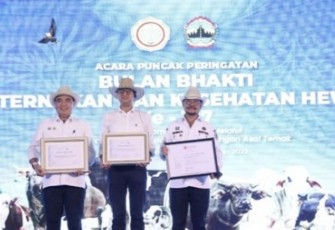 Mentan RI Syahrul Yasin Limpo (kanan) saat menerima penghargaan di Boyolali, Sabtu (23/9)
