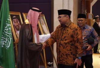 Menag Yaqut Cholil Qoumas bersama Dubes Arab Saudi Faisal Abdullah H. Amodi saat menyampaikan ucapan selamat hari Nasional ke-93 Arab Saudi, Senin (25/9)