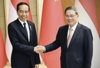 Presiden Joko Widodo bersama PM RRT Li Qiang di Diaoyutai State House, Beijing, RRT, Selasa (17/10)