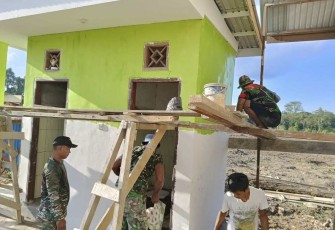 Pengecatan dan pemasangan keramik MCK TMMD Kodim Berau