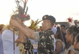 Pangkoosudnas Marsdya TNI M. Tonny Harjono saat dikenakan ikat kepala tradisi adat Biak, Senin (23/10)