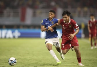 Garuda muda saat pertandingan perdana melawan Ekuador di stadion Gelora Bung Tomo Surabaya, Jum'at (10/11)