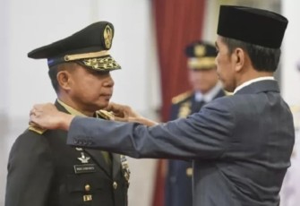 Presiden Joko Widodo saat melantik Panglima TNI Jenderal Agus Subiyanto di Istana Negara Jakarta, Rabu (22/11)