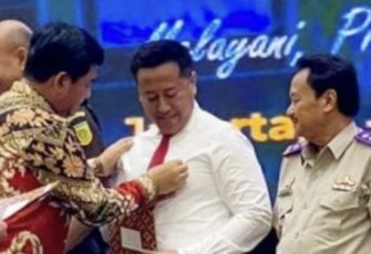 Menteri ATR/BPN Hadi Tjahjanto memberikan penghargaan pin emas satgas mafia tanah Polda Jatim, Surabaya, Jum'at (24/11)