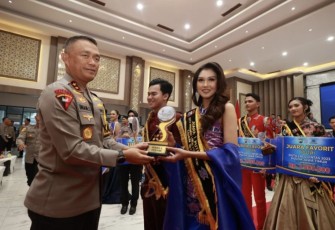 Kapolda Jatim Irjen Pol Imam Sugianto memberikan piala juara Duta Lalu Lintas tahun 2023, Rabu (29/11) 