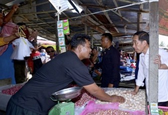 Presiden Joko Widodo mengunjungi Pasar Waru, Kabupaten Penajam Paser Utara, Provinsi Kalimantan Timur, pada Kamis, 21 Desember 2023