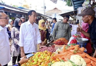 Presiden Joko Widodo mengunjungi Pasar Rogojampi, Kabupaten Banyuwangi, Provinsi Jawa Timur, pada Rabu, (27/12)