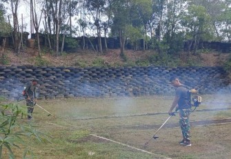 Rutin memotong rumput di Mako Korem 121/Abw