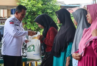 Gubernur Ansar saat Serahkan Bantuan Pangan Pemerintah Tahap II untuk Masyarakat Tanjungpinang 