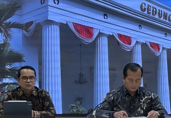 Direktur Jenderal Kerja Sama Multilateral Kementerian Luar Negeri RI Tri Tharyat (kiri) menyampaikan keterangan pers di Jakarta, Jumat (29/9/2023). Konferensi Tingkat Tinggi (KTT) Forum Negara-Negara Pulau dan Kepulauan (Archipelagic and Island States/AIS Forum) yang diselenggarakan di Bali pada 10 - 11 Oktober 2023 dikatakannya akan dihadiri tujuh kepala negara/pemerintahan negara. (ANTARA/Yashinta Difa)