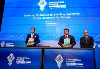Menteri Pariwisata dan Ekonomi Kreatif/Kepala Badan Pariwisata dan Ekonomi Kreatif (Menparekraf/Kabaparekraf) Republik Indonesia Sandiaga Salahuddin Uno menerima Peta Jalan Dekarbonisasi (Decarbonization Roadmap) dari United Nations Development Programme (UNDP) sebagai dokumen yang akan menjadi acuan bersama dalam menyusun rencana strategis dalam menjalankan aksi iklim di sektor pariwisata yang lebih ramah lingkungan, rendah emisi, dan mencapai net zero emission, Selasa (10/10/2023) di Bali Nusa Dua  
