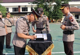 Kapolres Karanganyar AKBP Jerrold Hendra Yosef Kumontoy pimpin serah terima jabatan (sertijab) mutasi empat pejabat utama Polres Karanganyar, Senin (562023).