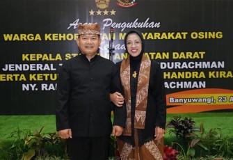 Kasad Jenderal TNI Dr. Dudung Abdurachman beserta Ny. Rahma Dudung Abdurachman, dikukuhkan sebagai Warga Kehormatan Masyarakat Osing, Banyuwangi, Rabu (23/8/2023).