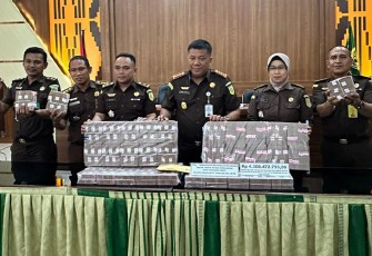 Kejari Kendari saat menerima pengembalian uang Rp4,3 Miliar , pada hari Senin 13 November 2023 pukul 13.30 Wita.