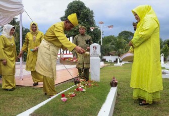 Gubernur Kepulauan Riau H. Ansar Ahmad saat Ziarah ke Makam Tokoh Pejuang Kepri