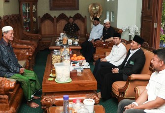 Ketum Partai Demokrat Agus Harimurti Yudhoyono (AHY) saat silaturahmi ke kediaman Wakil Rais PWNU Jatim, KH Agoes Ali Masyhuri di Pesantren Progresif Bumi Shalawat, kabupaten Sidoarjo pada Rabu (7/3/2023).