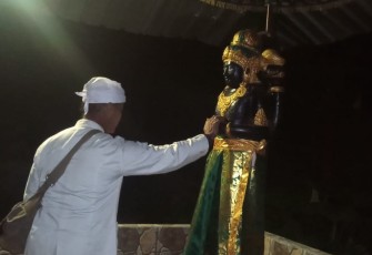 Klikwarta.com melakukan penelusuran eksistensi Pura tersebut bersama Romo Mangku Irwai, Romo Bawon dan Romo Mangku Arifin di rumah kediamannya, Senin (12062023).