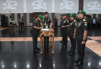Dua Jabatan Strategis Pejabat Kodam Jaya diserahterimakan, dipimpin langsung Pangdam Jaya Mayjen TNI Mohamad Hasan, bertempat di Aula Soedirman Makodam Jaya. Kamis (30/11/2023).