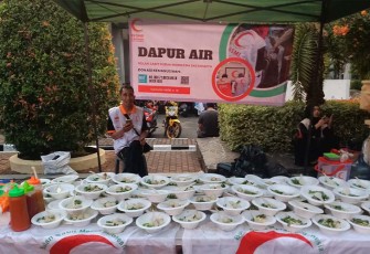 Layani Penyintas Kebakaran, Dapur Air BSMI Jakarta Sediakan Minuman dan Bakso