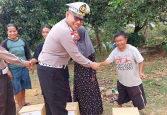Kapolres Bintan saat Berikan Paket Bahan Pokok Penting (Bapokting) Selama Bulan Suci Ramadhan