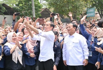 Menhan Prabowo Subianto saat mendampingi Presiden RI Joko Widodo meninjau fasilitas produksi PT Pindad, di Bandung, Selasa (19/9).