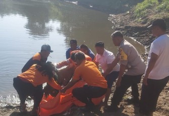 Mayat Perempuan Mengapung di Bengawan Solo