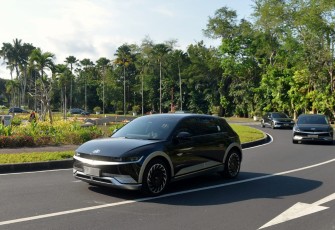 Iring-iringan mobil listrik tiba di Nusa Dua, Badung, Bali, Senin (2/10/2023). Ratusan mobil listrik yang akan digunakan delegasi saat Konferensi Tingkat Tinggi (KTT) Archipelagic and Island States (AIS) Forum 2023 mulai tiba di Bali. ANTARA FOTO/Fikri Yusuf/tom.