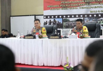  Kepala Korps Lalu Lintas Polri (Kakorlantas), Irjen Pol. Firman Shantyabudi (kiri) didampingi Kepala Kepolisian Daerah Bali Irjen Pol. Kade Putra Narendra memimpin kegiatan Tactical Floor Game (TFG) persiapan pelaksanaan Konferensi Tingkat Tinggi Archipelagic and Island States (KTT AIS) Forum di Pokda Bali, Denpasar, Jumat (6/10/2023). ANTARA/HO-Humas Polda Bali.