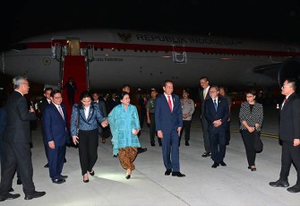 Presiden Jokowi dan Ibu Iriana saat Tiba di Tanah Air  
