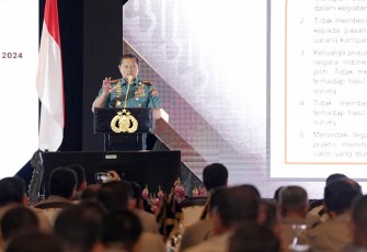 Panglima TNI Laksamana TNI Yudo Margono, S.E., M.M., saat memberikan materi pada acara Apel Kasatwil Tahun 2023, dengan tema “Penguatan Kepemimpinan Polri Yang Presisi Guna Mengamankan Tahapan Pemilu dan Agenda Nasional Tahun 2024 Dalam Rangka Mewujudkan Indonesia Maju,” berlangsung di Gedung The Ritz Carlton Jakarta Mega Kuningan, Jakarta selatan, Rabu (1/11/2023).