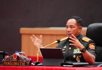 Panglima TNI Jenderal TNI Agus Subiyanto saat memberikan arahan dalan kegiatan Entry Briefing yang dihadiri Kepala Staf Angkatan Darat, Angkatan Laut dan Angkatan Udara, serta Pejabat Utama Mabes TNI, Pangkotamaops tiap-tiap Angkatan, bertempat di Aula Gatot Soebroto Mabes TNI, Cilangkap, Jaktim, Jumat (1/12/2023).