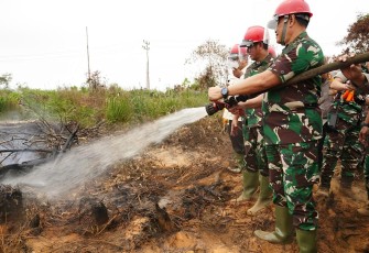 Panglima TNI Laksamana TNI Yudo Margono, S.E., M.M., didampingi oleh Pangdam XII/Tpr, Kapolda Kalbar, Danlantamal XII, Kabinda Kalbar, Ketua DPRD Prov. Kalbar, Sekda, Danlanud Supadio dan Kajati Kalbar, saat menyemprotkan air dititik Karhutla, Rabu (23/8/2023).