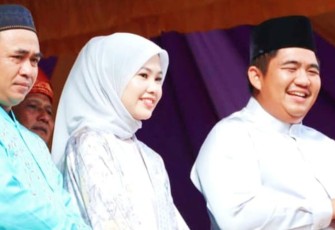 Bupati Bintan Roby Kurniawan (kanan) saat turut menyaksikan Pawai Pekan Muharram berlangsung di Halaman Kantor Kecamatan Toapaya, Sabtu (22/07) yang menampilkan arak-arakan didominasi nuansa Melayu.
