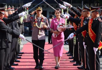 Penyambutan AKBP Jerrold Hendra Yosef Kumontoy sebagai Kapolres Karanganyar yang baru, beserta Ketua Cabang Bhayangkari Karanganyar Ny. Rissely Jerrold, di Mapolres Karanganyar, Sabtu (21/1/2023).