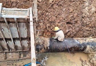 Perbaikan pipa bocor sedang berlangsung