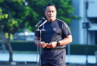 Irjen TNI Letjen TNI (Mar) Bambang Suswantono, S.H., M.H., M.Tr. saat memimpin apel luar biasa yang diikuti oleh para Asisten Panglima TNI, Kabalakpus TNI, Pejabat Mabes TNI dan ribuan Prajurit dan PNS TNI, bertempat di lapangan B3 Mabes TNI, Cilangkap, Jakarta Timur, Selasa (18/7/2023).