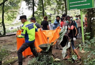 Petugas sedang membawa temuan potongan kaki manusia di obyek wisata Grojogan Sewu, Tawangmangu, Karanganyar. Kamis (23/2/2023).